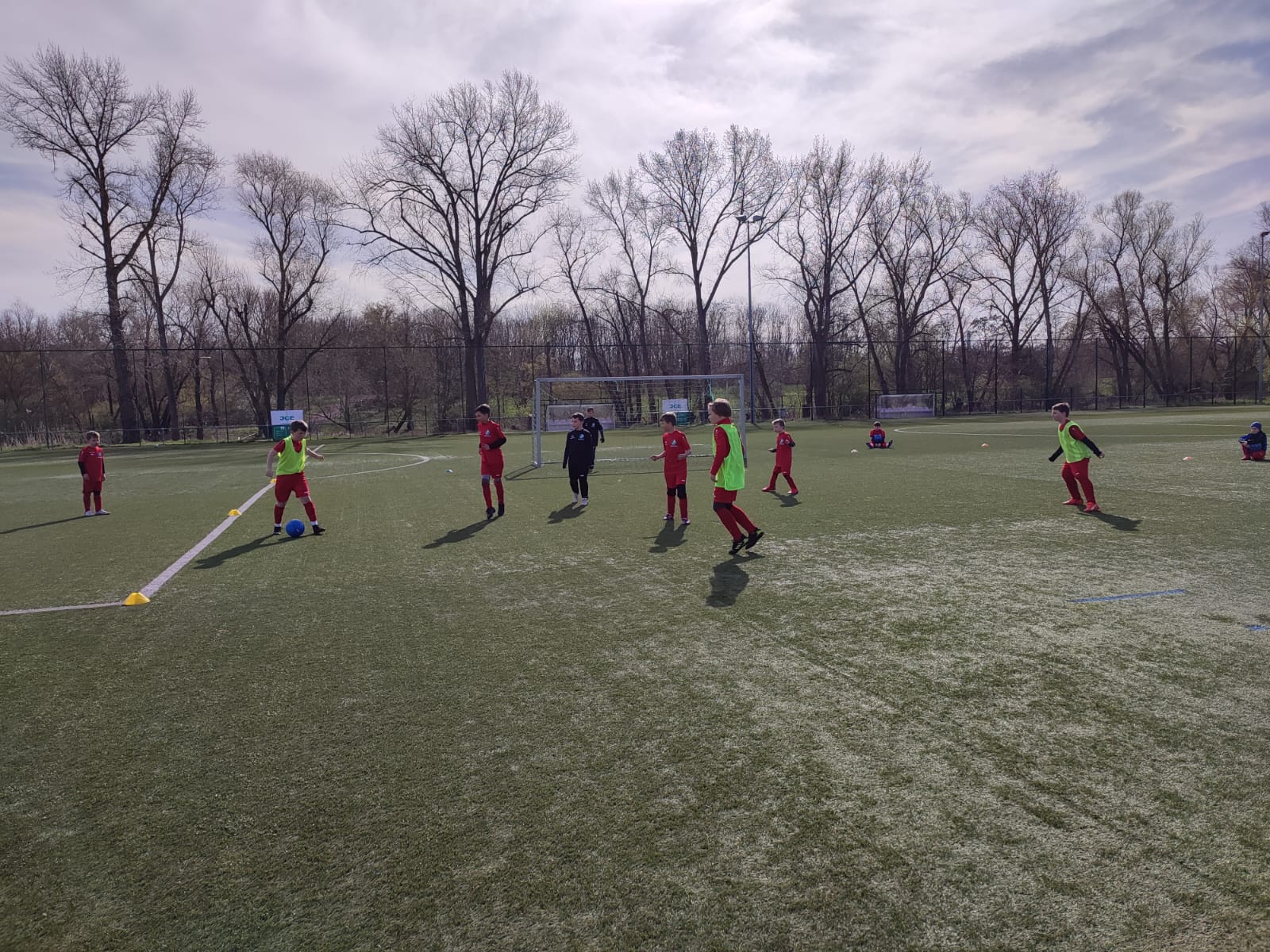 Kinder beim Training im Fußballcamp für Kinder