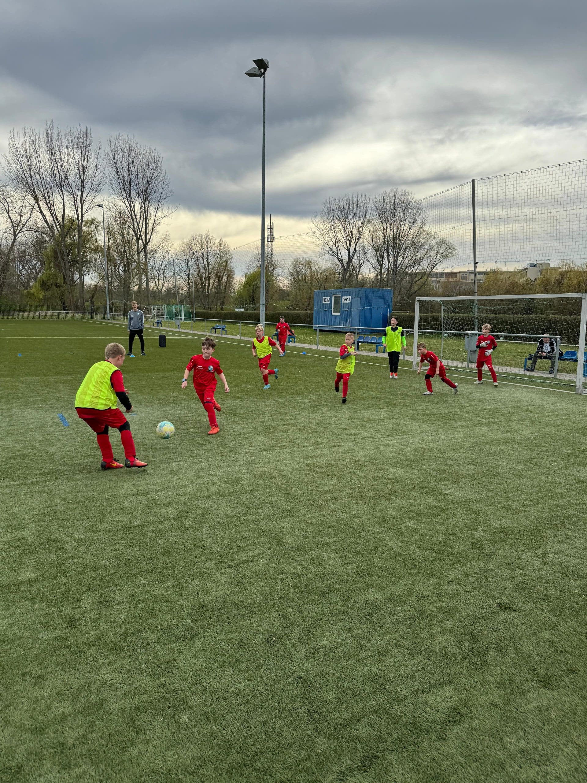 Kinder in Aktion beim Fußballcamp der Fußballschule Ballkünstler