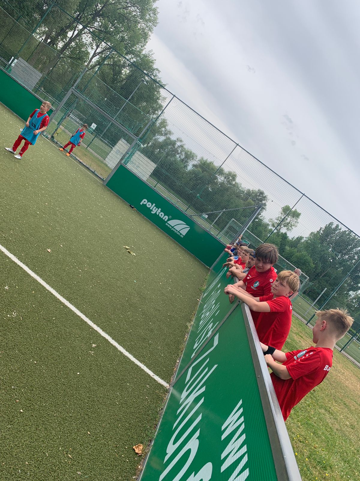 Kinder beim Fußballtraining im Feriencamp