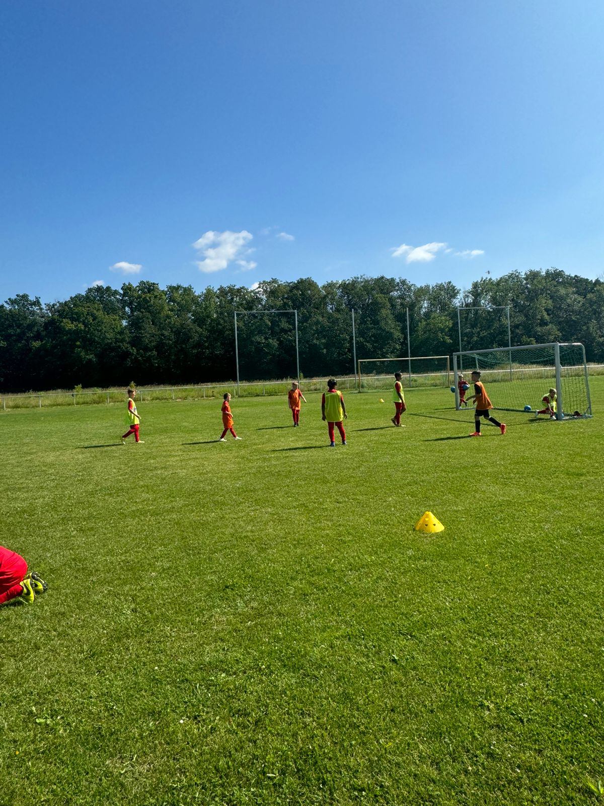 Kinder in Aktion beim Fußballtraining
