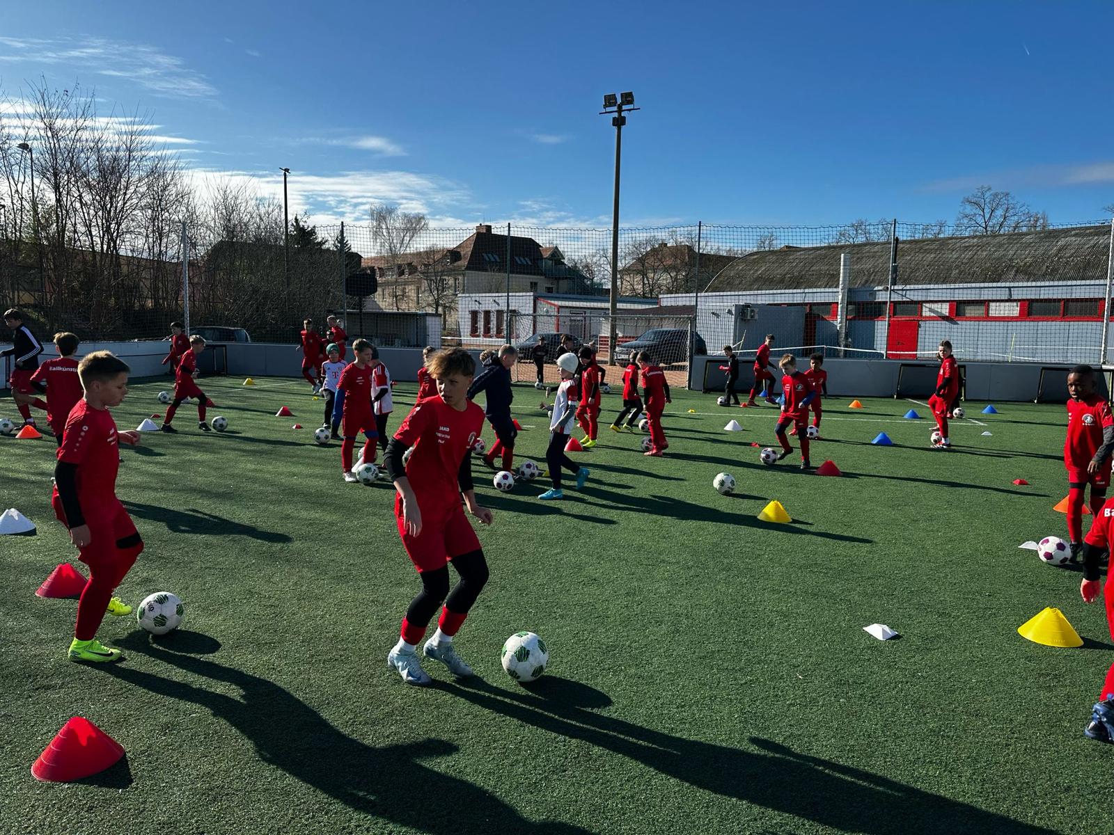 Kinder mit Freude und Einsatz beim Fußball – Eltern begleiten die Entwicklung