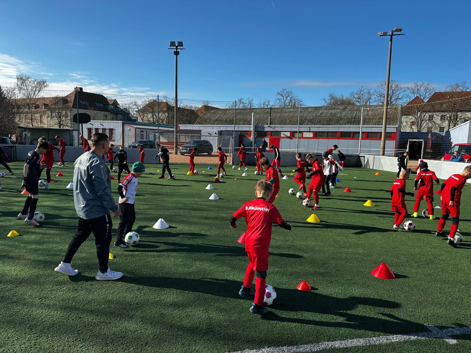 Kinder in Aktion beim Training der Fußballschule Ballkünstler