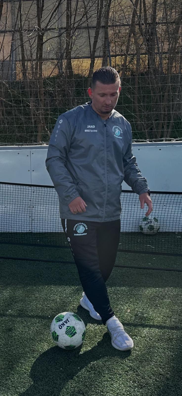 Trainer der Fußballschule Ballkünstler mit Kindern