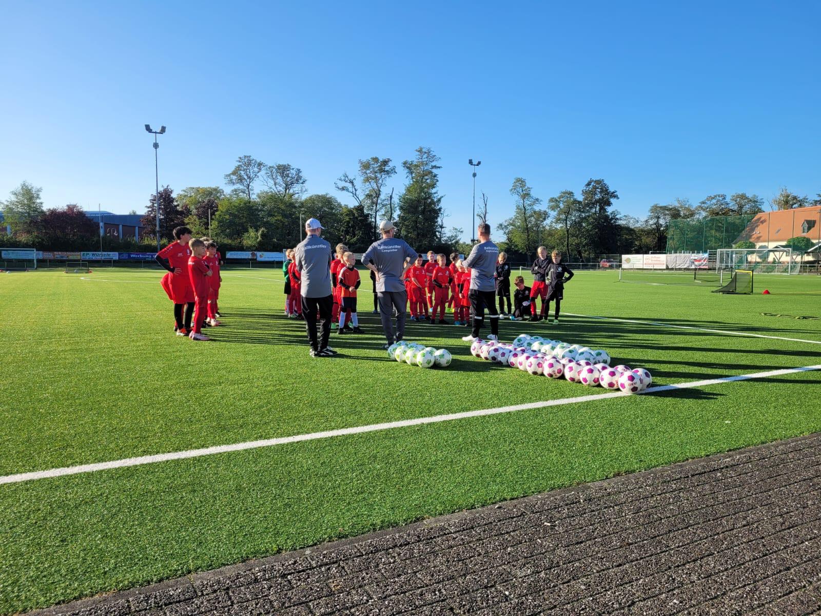 Fußballcamp in den Ferien – Kinder beim Training
