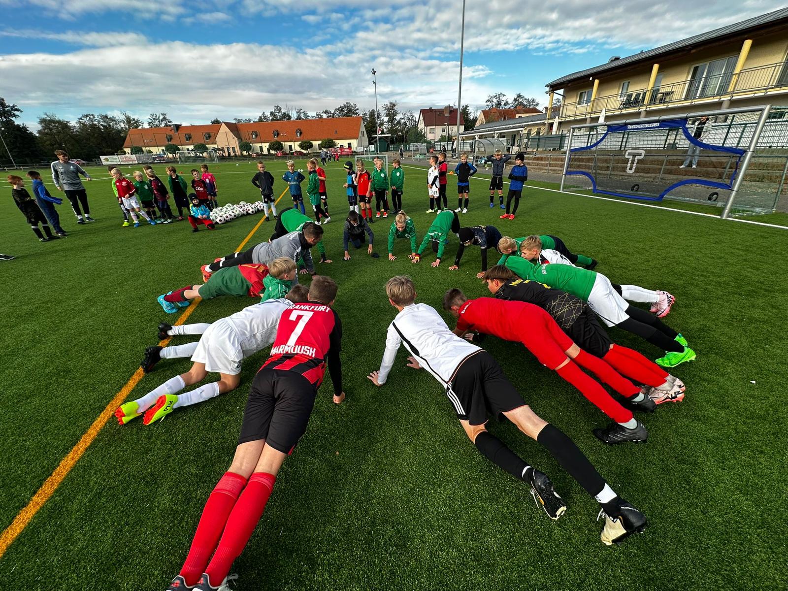 Fördertraining in kleinen Gruppen – Kinder beim Fußballtraining