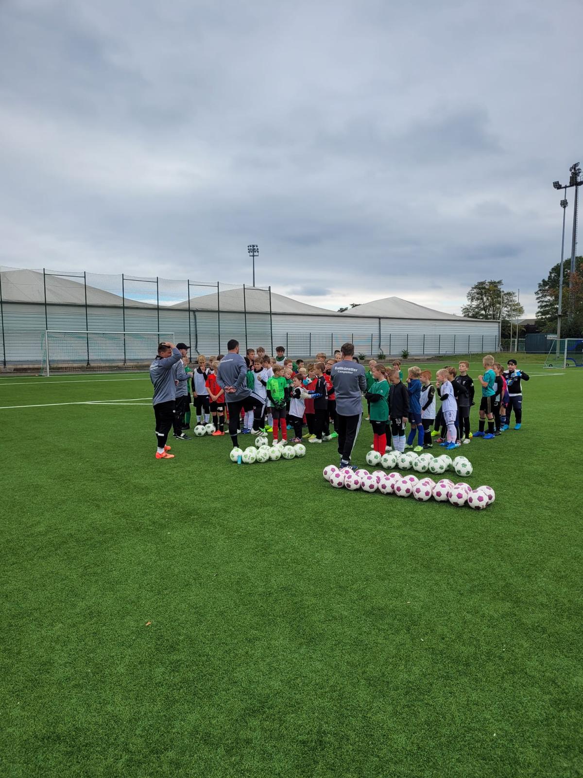 Fußballaktion mit Torschuss bei Ballkünstler